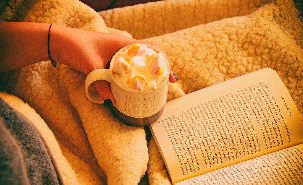 ζεστή-σοκολάτα-με-βιβλίο Ένα καλό βιβλίο θα σας βοηθήσει να χαλαρώσετε