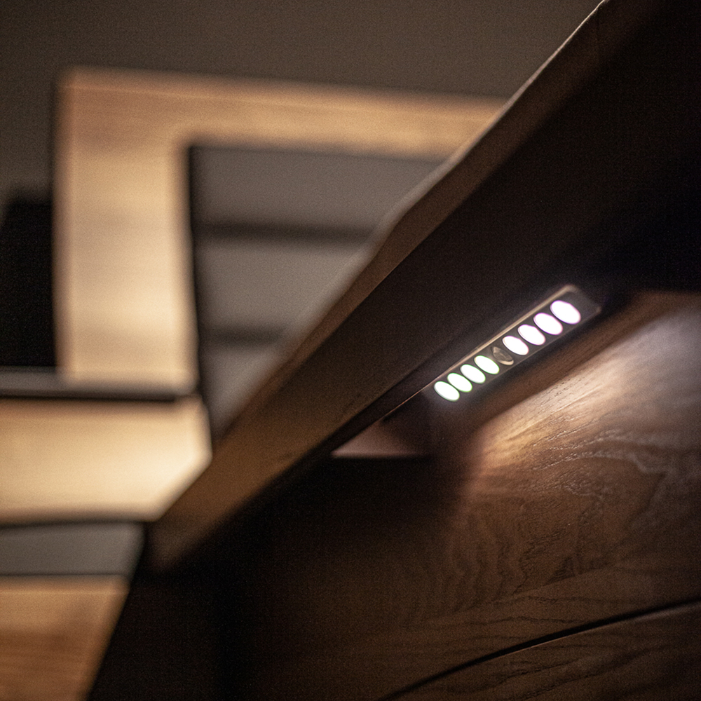 Φωτισμός LED με αισθητήρα κίνησης κάτω από το κρεβάτι