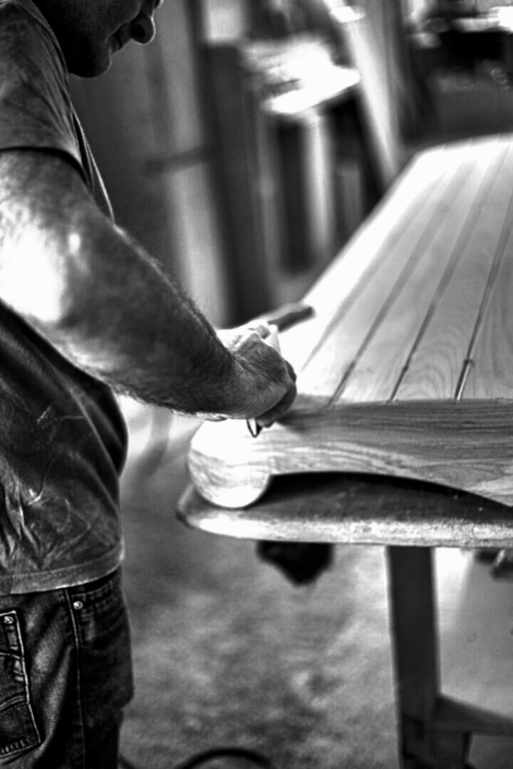 εργοτάξιο εργάτης χαράζει γραμμές σε ξύλινο κεφαλάρι κρεβατιού