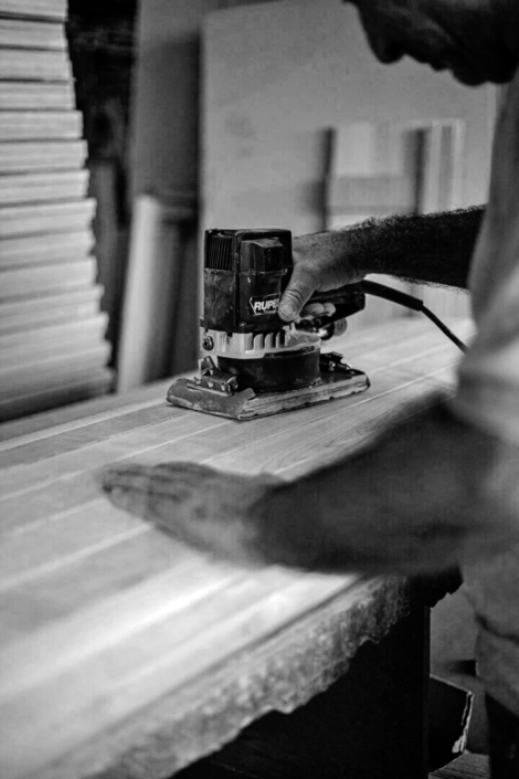 εργάτης λιμάρισμα ξύλινο κεφαλάρι κρεβατιού