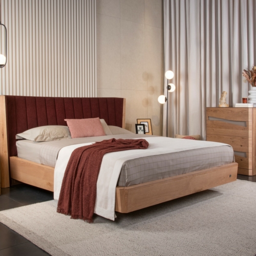 Μοντέρνο κρεβάτι με μπορντό ύφασμα στο κεφαλάρι από ξύλο Ελιάς Θέμις Ελιά Rustic ασορτί ξύλινο κομοδίνο και σύνθετο συρταριέρα